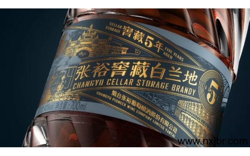 張?！僚嘶⑦@瓶白蘭地的包裝設計，帶人回味窖藏經典！